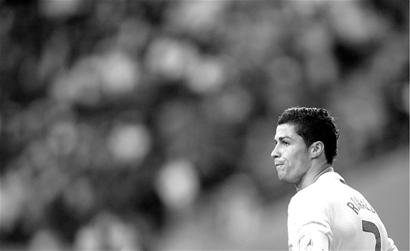 西班牙足协宣传反家暴：面对家庭暴力，直接出示红牌