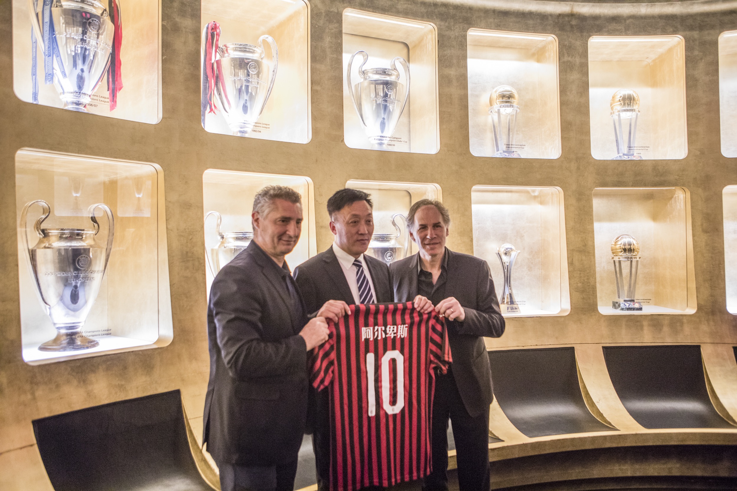 德媒：拜仁密切关注艾希霍恩，赫塔希望将解约金提高至2000万