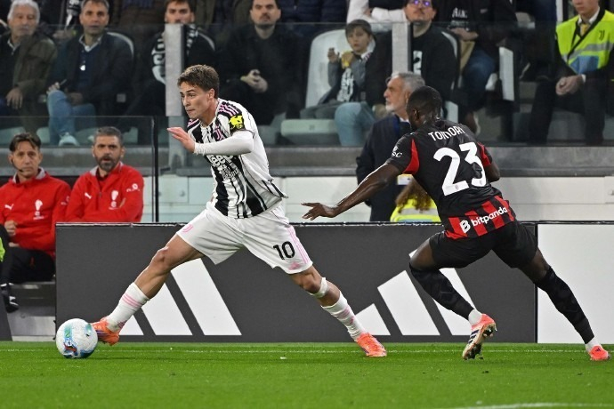 记者：热刺有意签下奥莫罗迪翁，也在寻找一名左边锋和左后卫（据记者消息，热刺有意引进奥莫罗迪翁，同时寻找左边锋与左后卫）