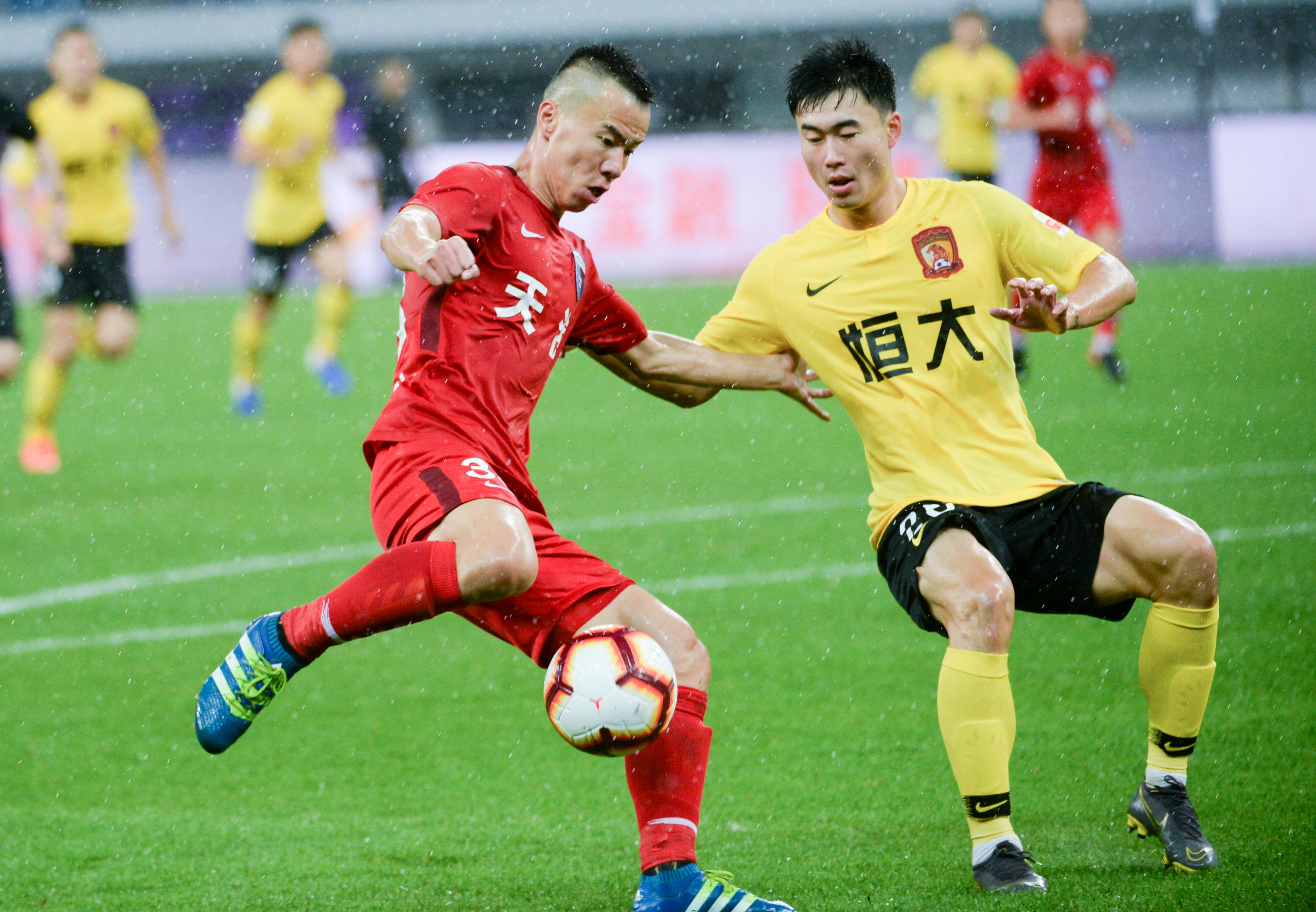 欧冠进球30+球员仅两人客场进球多于主场：姆巴佩、里瓦尔多（欧冠30+进球球员中，仅姆巴佩与里瓦尔多客场进球数超过主场）