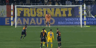 霍伊伦本赛季10场联赛制造5球，上赛季32场英超仅制造4球（霍伊伦今季联赛10战参与5次进球，上季英超32场仅4次）