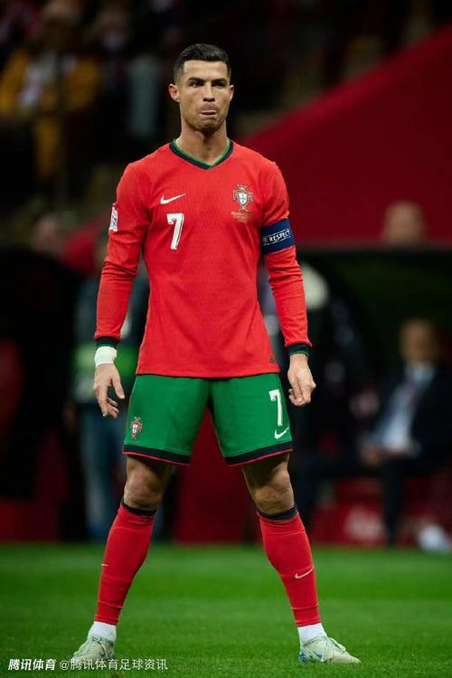 非洲杯战报：马赫雷斯梅开二度，阿尔及利亚3-0十人苏丹（非洲杯简讯：马赫雷斯双响，阿尔及利亚3-0完胜十人苏丹）