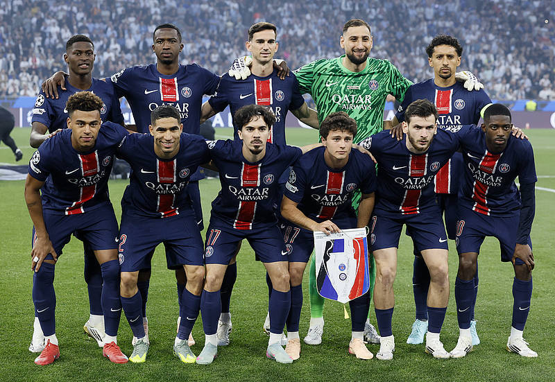 你要跳舞吗？非洲杯半场，一位摄像大哥随着音乐在雨中热舞（非洲杯中场，雨中摄像师随音乐跳嗨了）